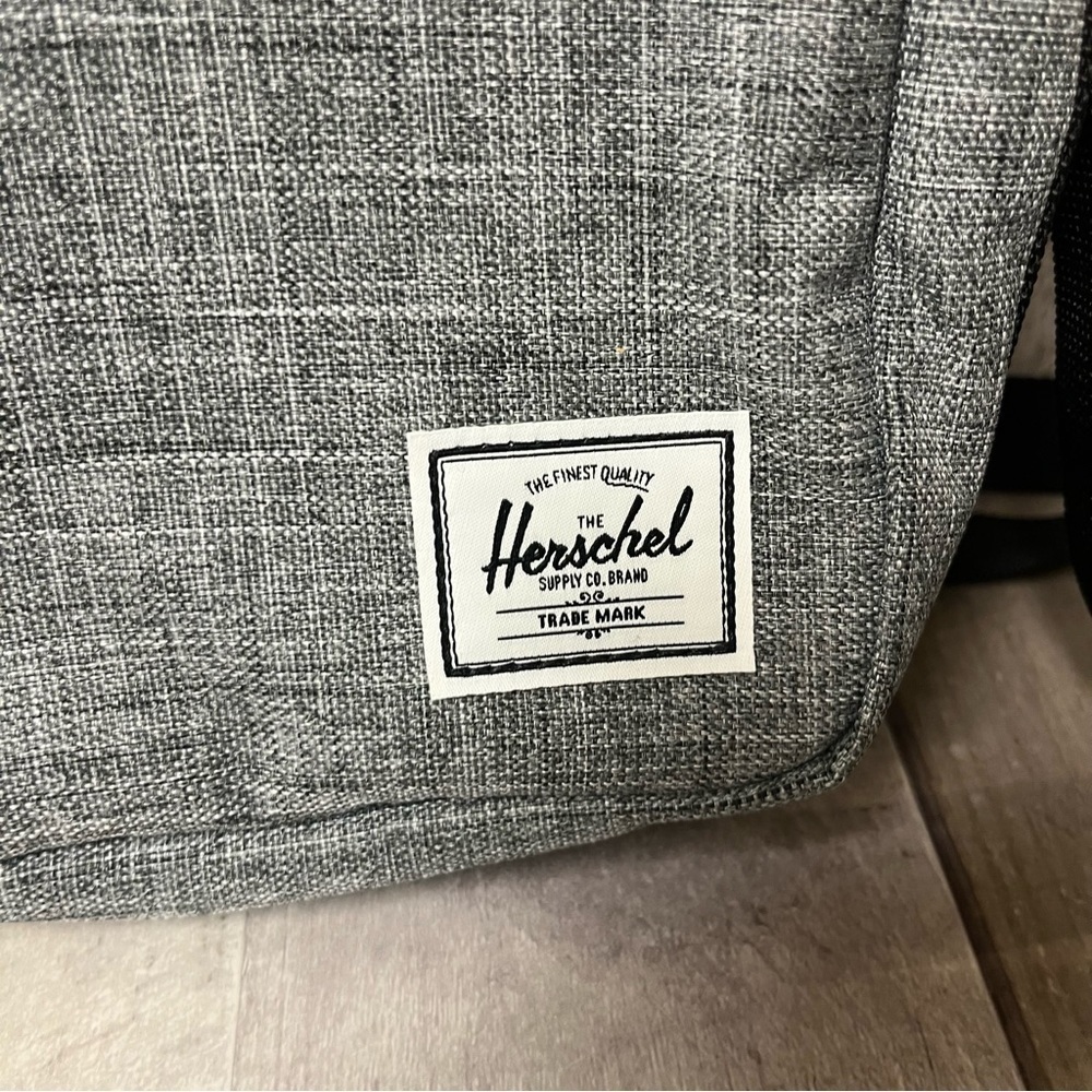 NWT Herschel Supply Company Heritage Crossbody - Picture 3 of 7